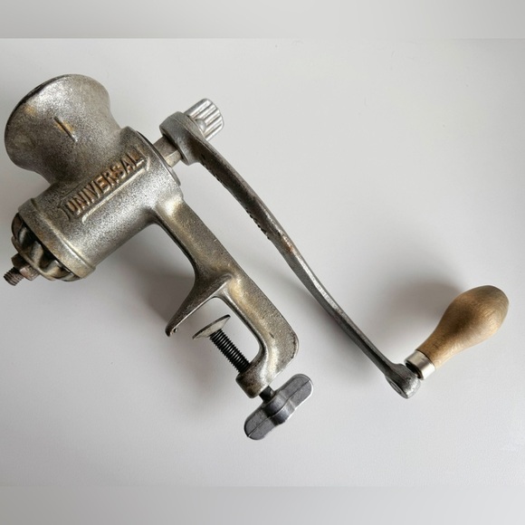 Vintage Universal #1 Manual Hand Crank Meat Grinder Made In USA Cast Iron - Picture 2 of 7